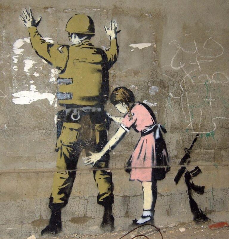 Una niña registra a un militar